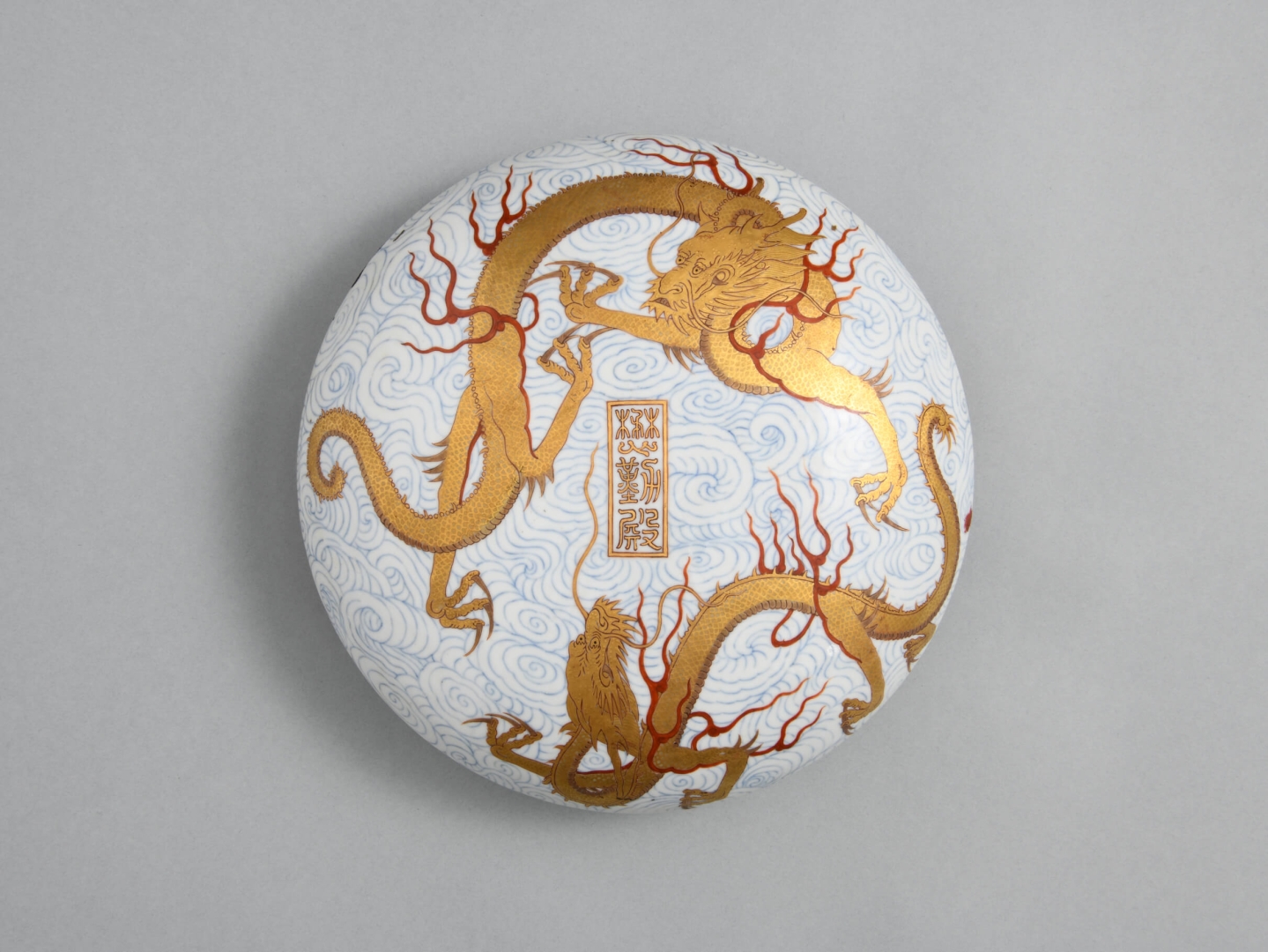 Tintero para sellos decorado <br />
con dos dragones