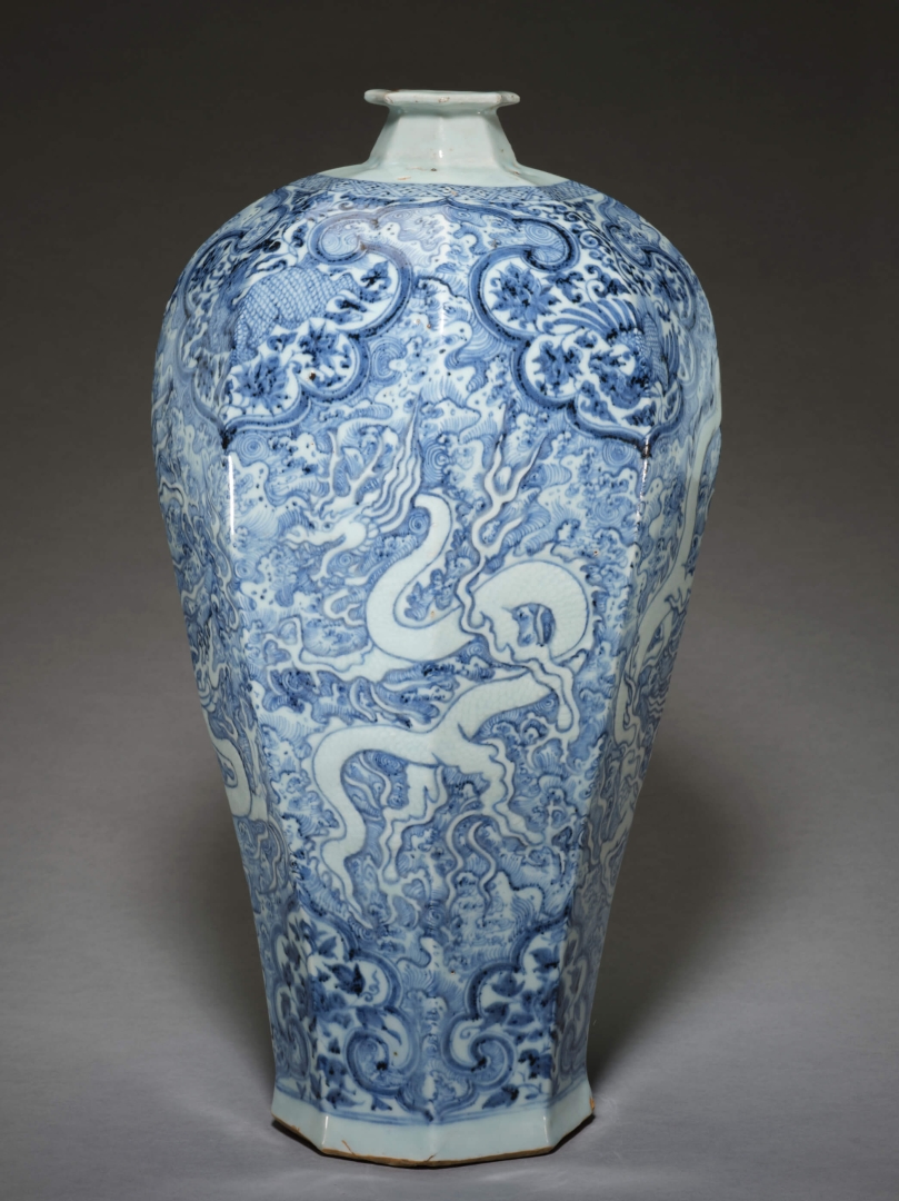 Vase prune octogonal en <br />
porcelaine bleu et blanc <br />
d’un four de Jingdezhen <br />
avec des motifs du dragon <br />
blanc dans la mer