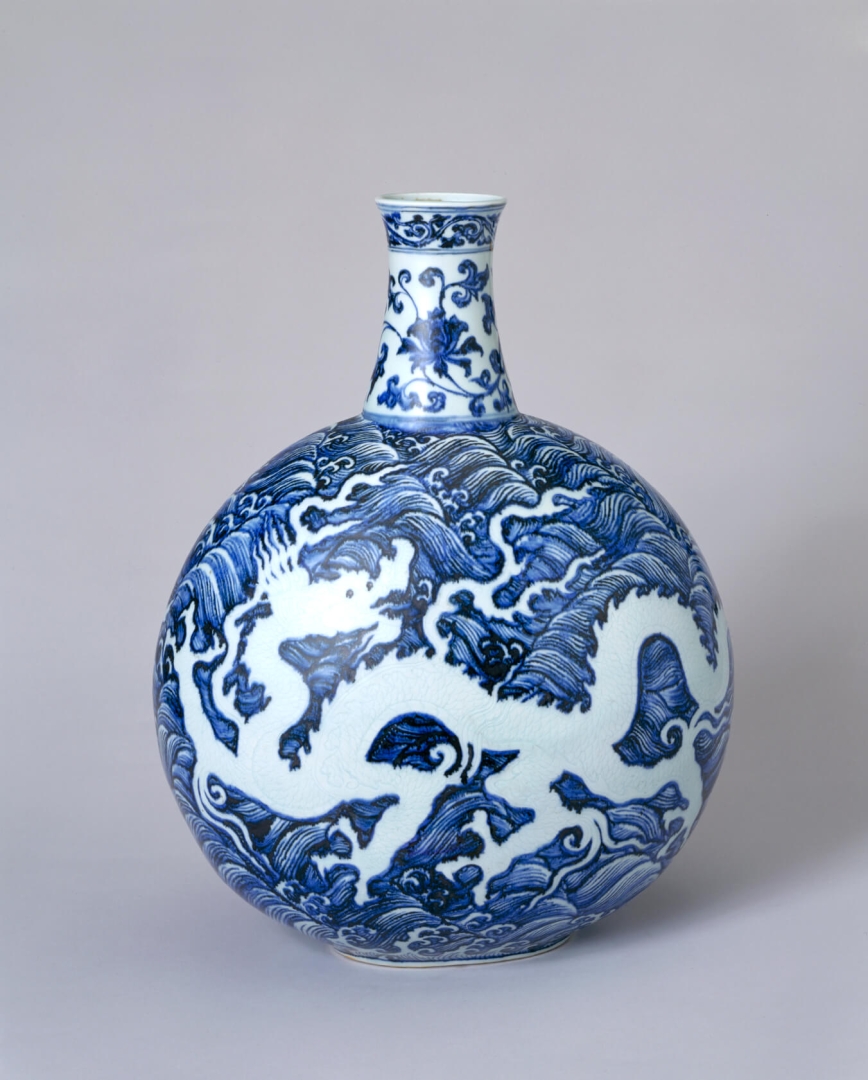 Botella de cerámica azul y <br />
blanca con un dragón <br />
blanco en el mar