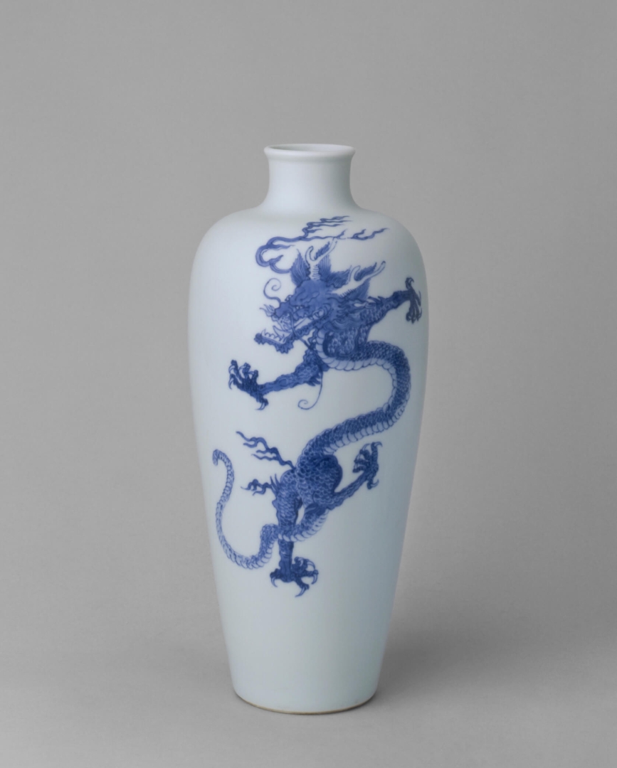 Jarrón de cerámica azul y <br />
blanca con motivo de dragón