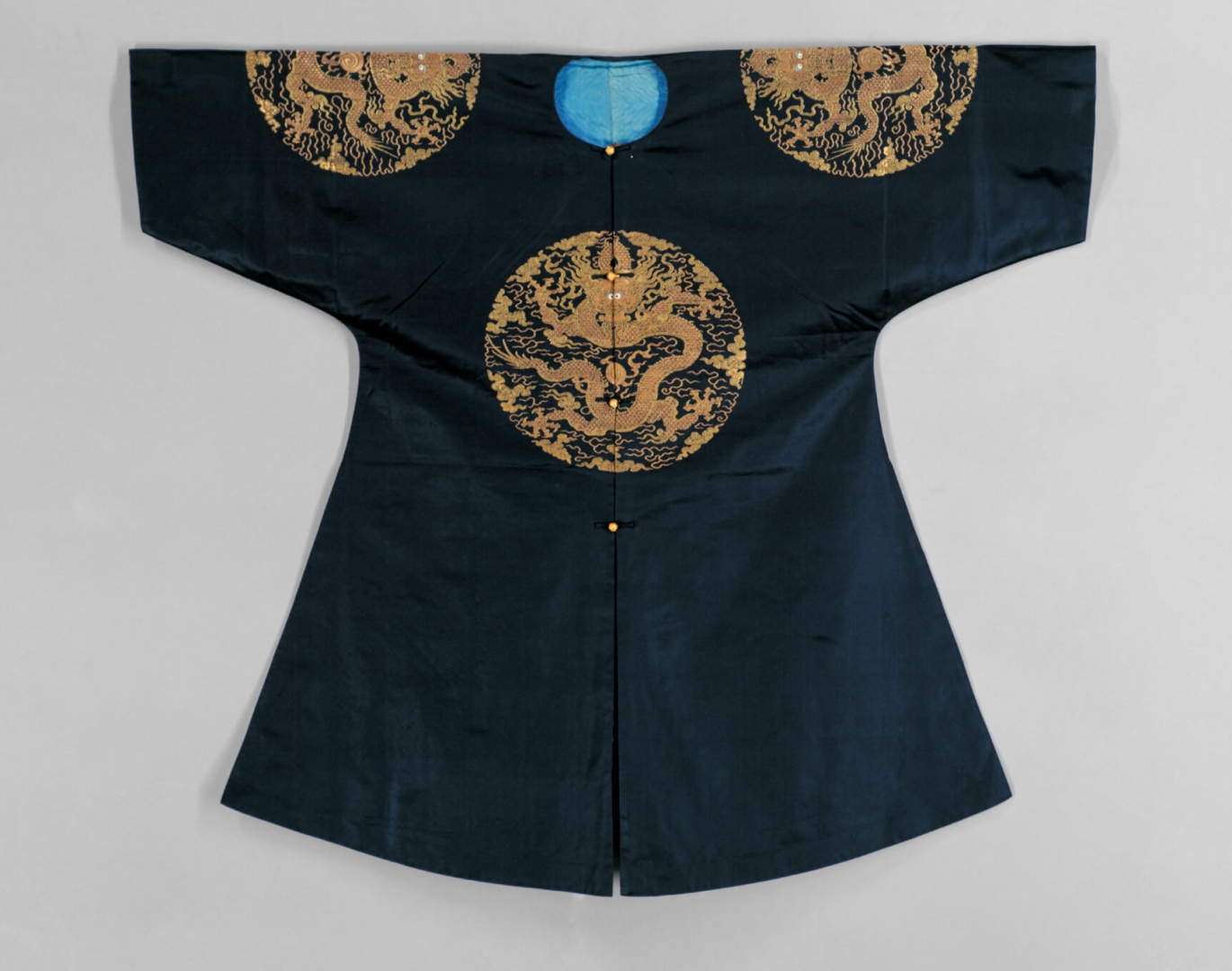 Темно-синий наградной <br />
халат на подкладке с четырьмя <br />
золототканными орнаментами <br />
с изображением свернувшегося <br />
дракона