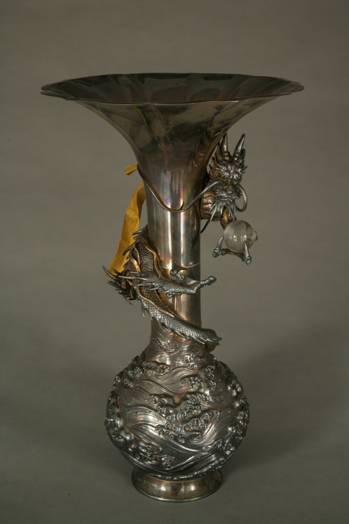 Серебряная ваза, украшенная <br />
орнаментом обвивающегося <br />
вокруг нее дракона «паньлун»