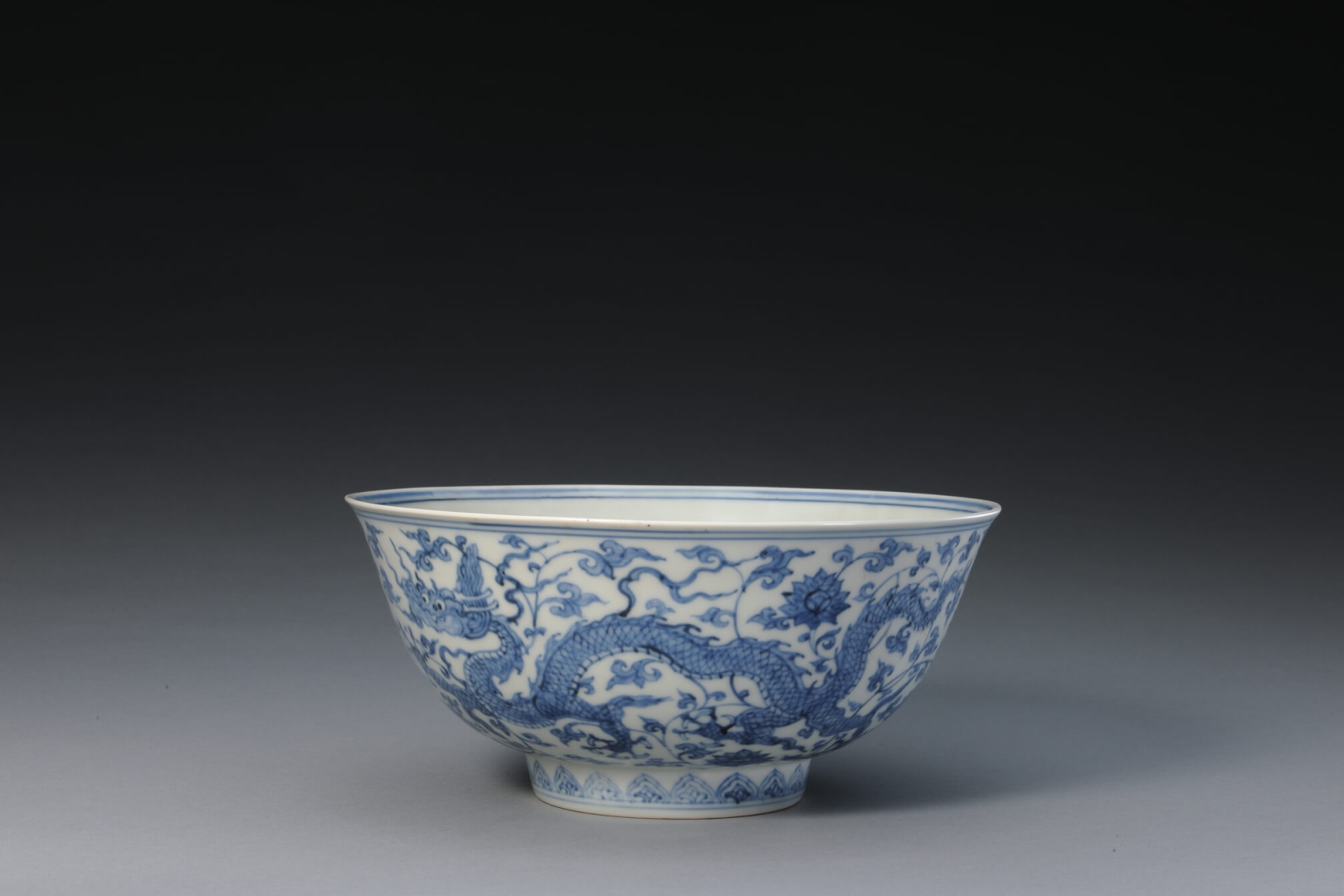 Bol en porcelaine bleu et <br />
blanc avec des motifs du dragon parmi les fleurs