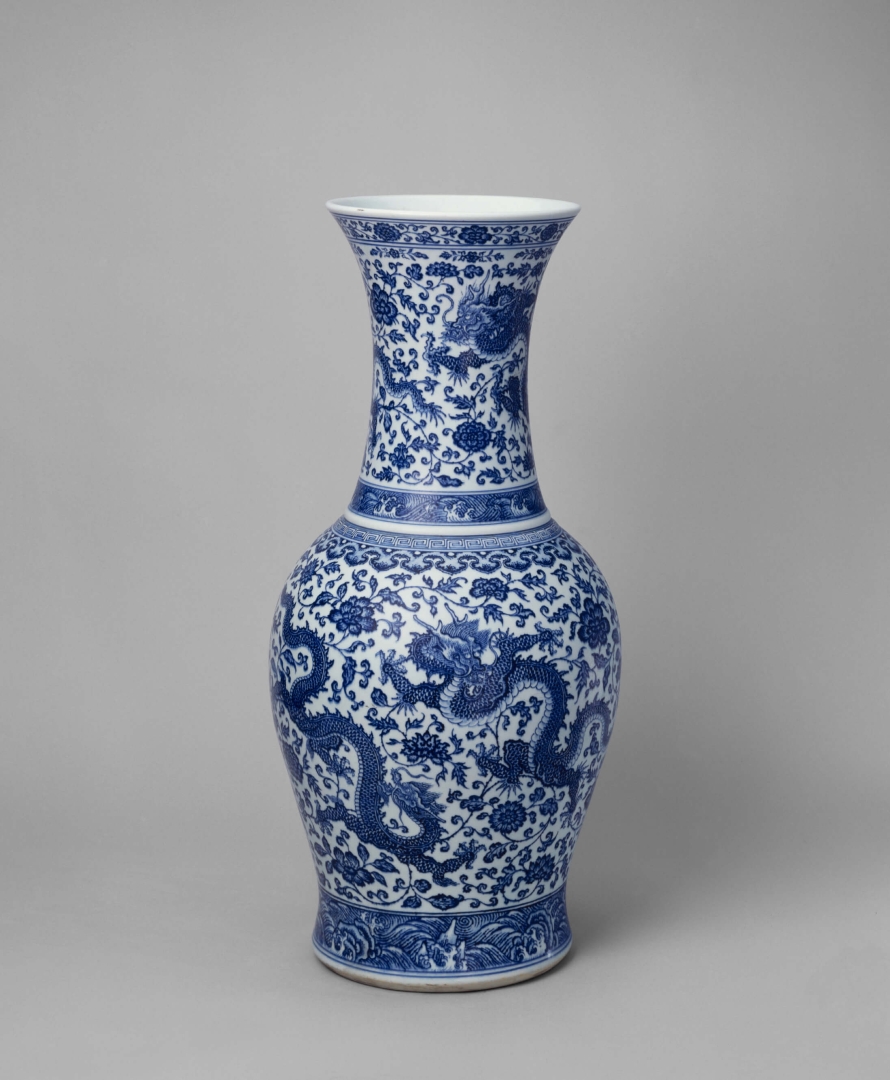Vase en porcelaine bleu <br />
et blanc avec bouche <br />
évasée et des motifs du <br />
dragon parmi les fleurs